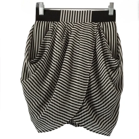 🆕 Guess grey / Black knit tulip skirt 🧨 - Picture 2 of 10